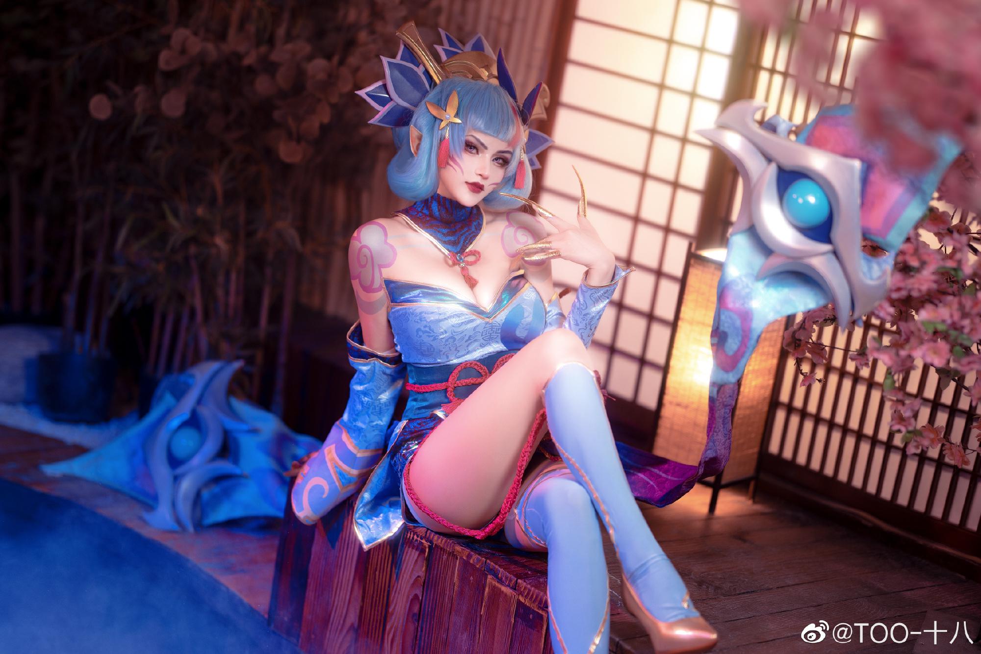 TOO-十八 《英雄联盟》灵魂莲华寡妇伊芙琳COS美艳神还原