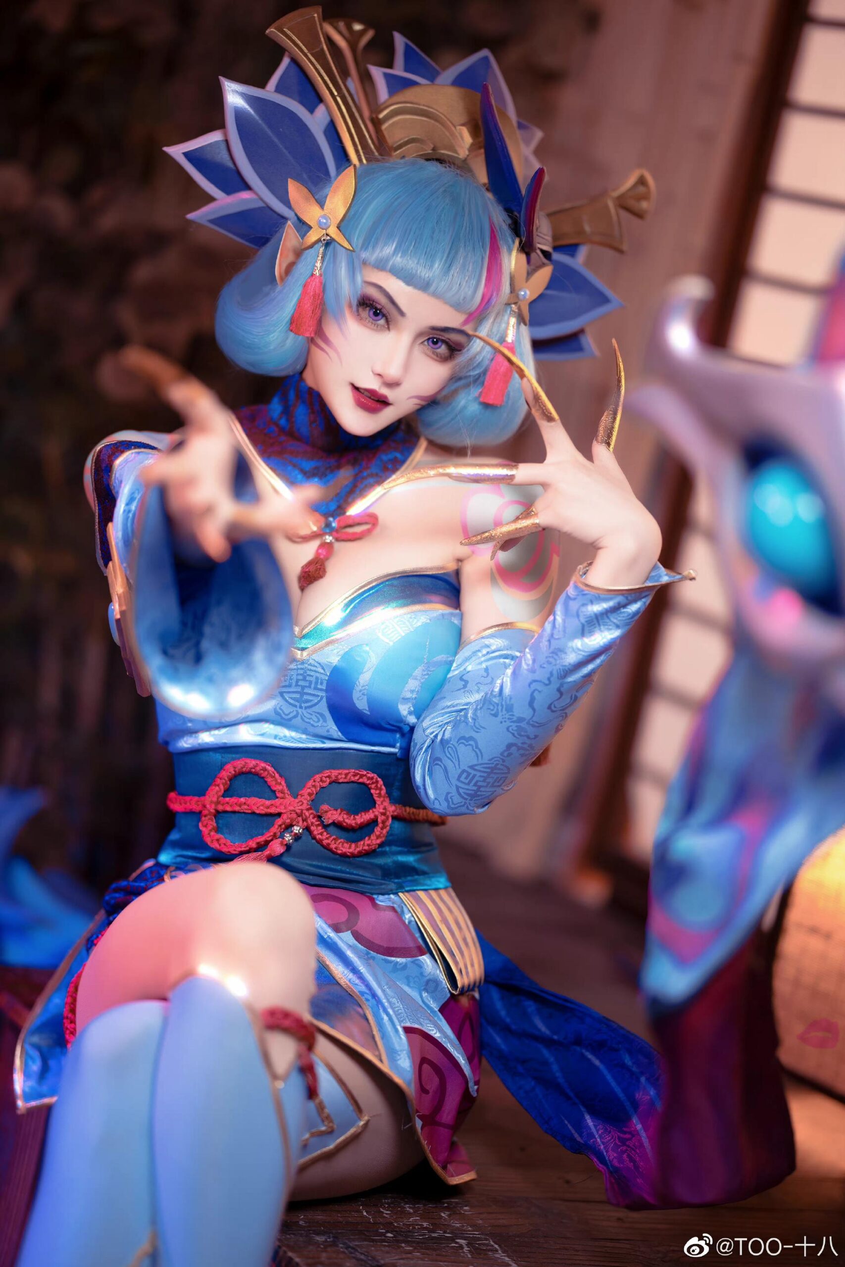 TOO-十八 《英雄联盟》灵魂莲华寡妇伊芙琳COS美艳神还原