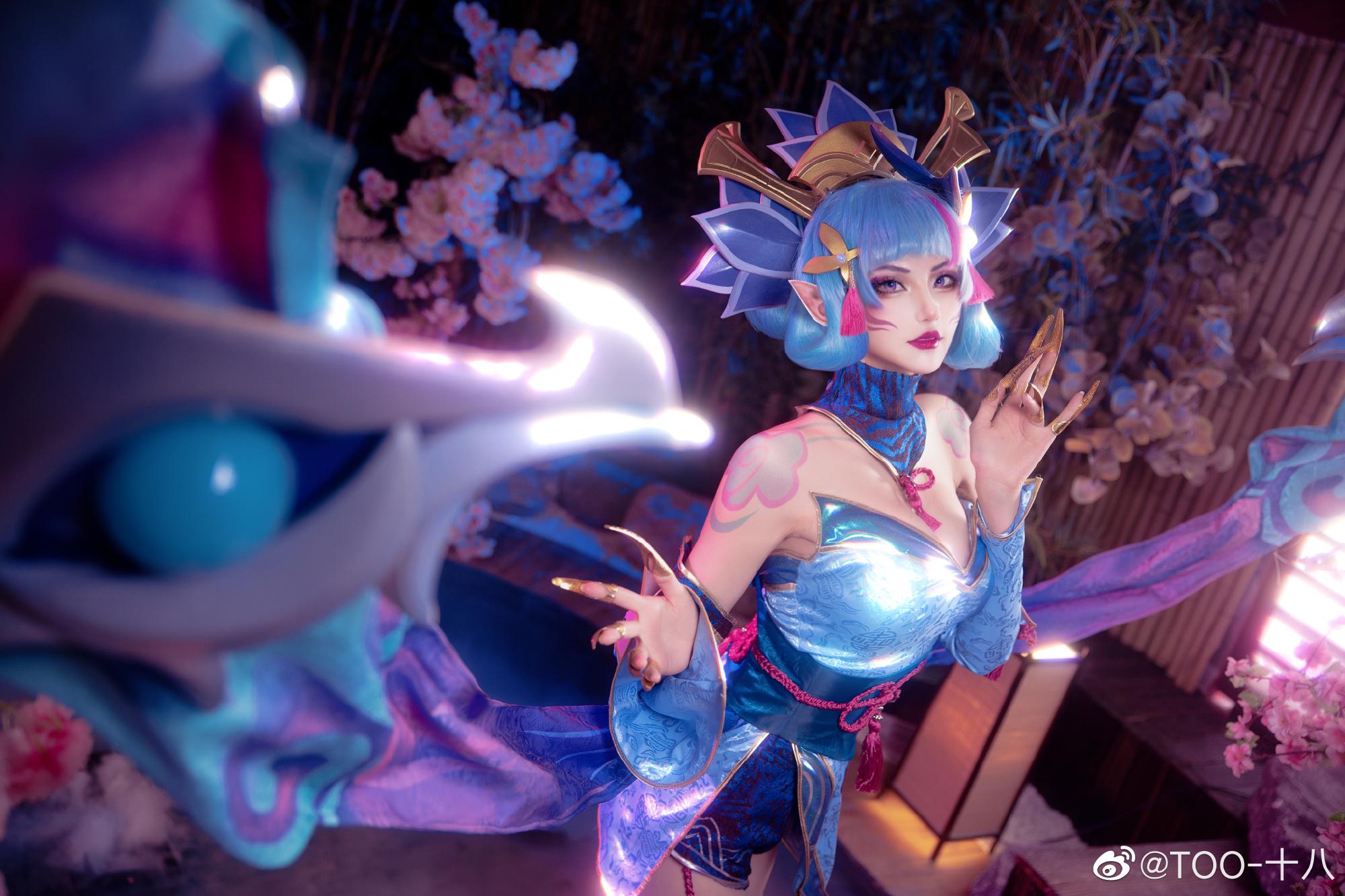 TOO-十八 《英雄联盟》灵魂莲华寡妇伊芙琳COS美艳神还原