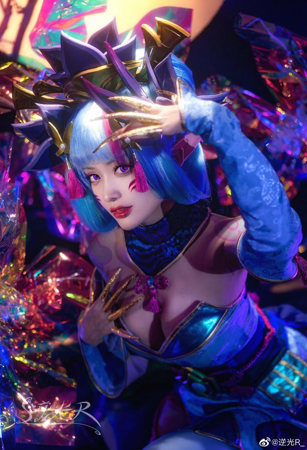 逆光R_《英雄联盟》灵魂莲华寡妇伊芙琳COSPLAY图片